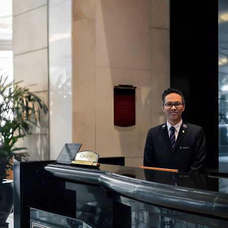 Intercontinental Grand Stanford Hong Kong By Ihg Hotel Kültér fotó A hotel concierge