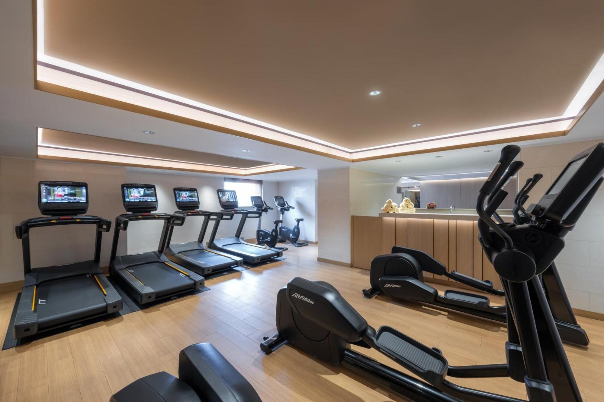 Intercontinental Grand Stanford Hong Kong By Ihg Hotel Kültér fotó The gym at the hotel