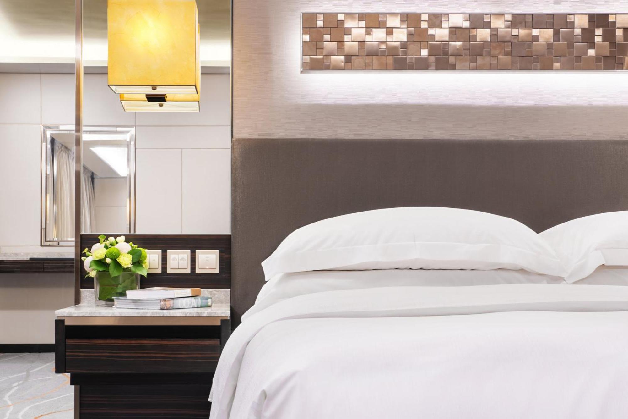 Intercontinental Grand Stanford Hong Kong By Ihg Hotel Kültér fotó A bedroom at the Mandarin Oriental, Munich